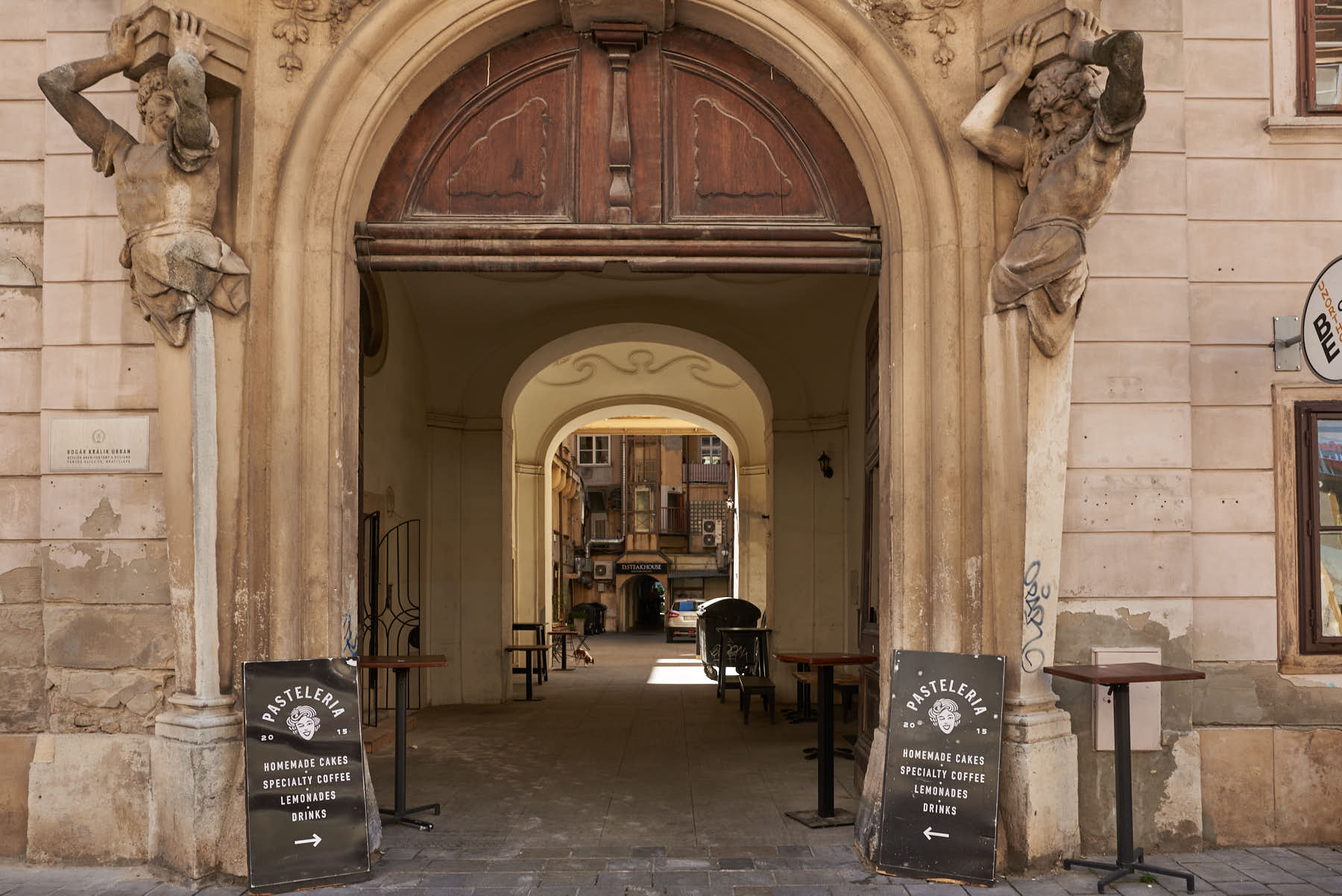 Blick in einen Innenhof in der Altstadt | View of an inner courtyard in the old town