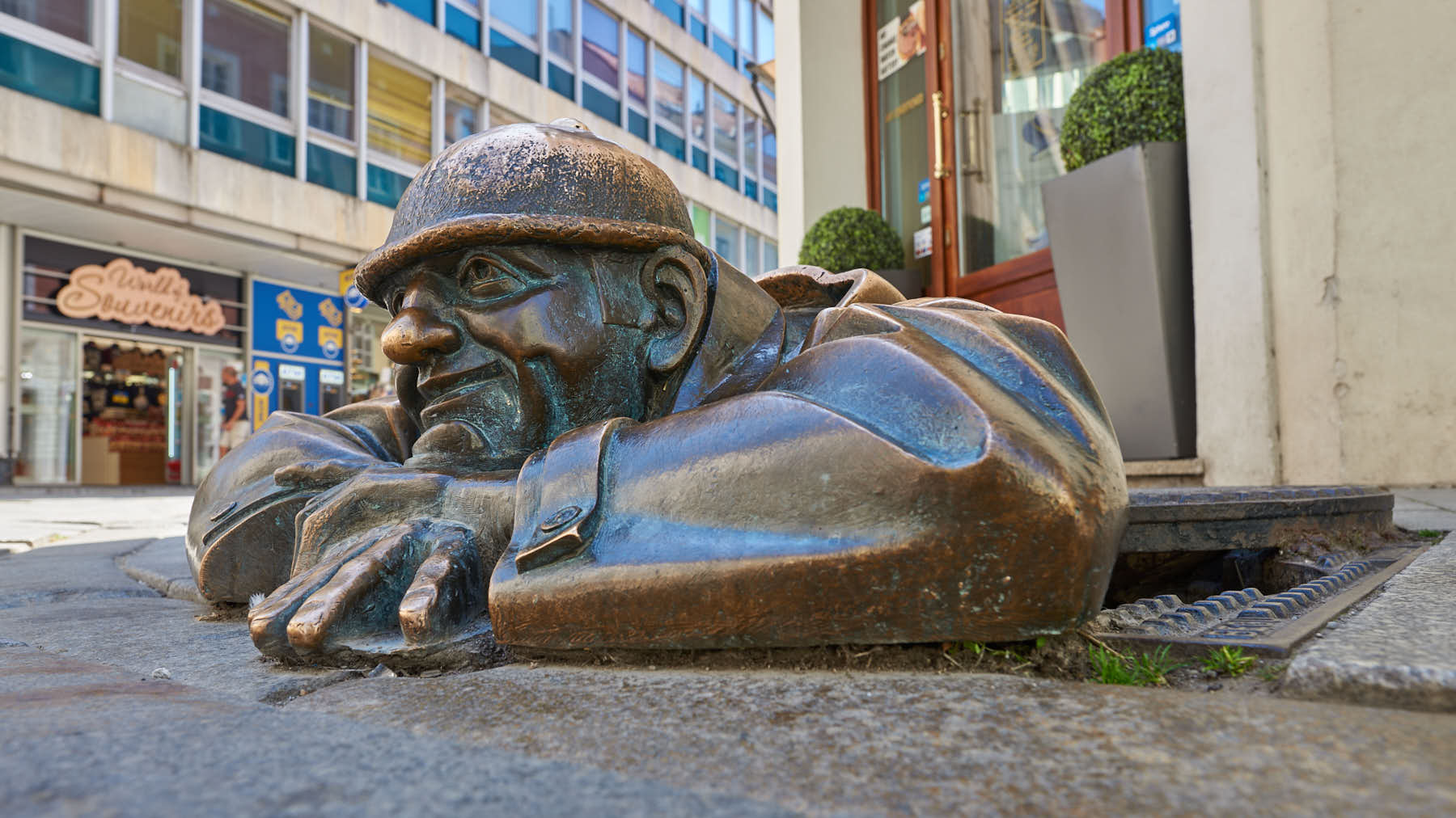 »Cumil« (von/by Viktor Hulík) | dt. »Gucker« | eng. »Looker«