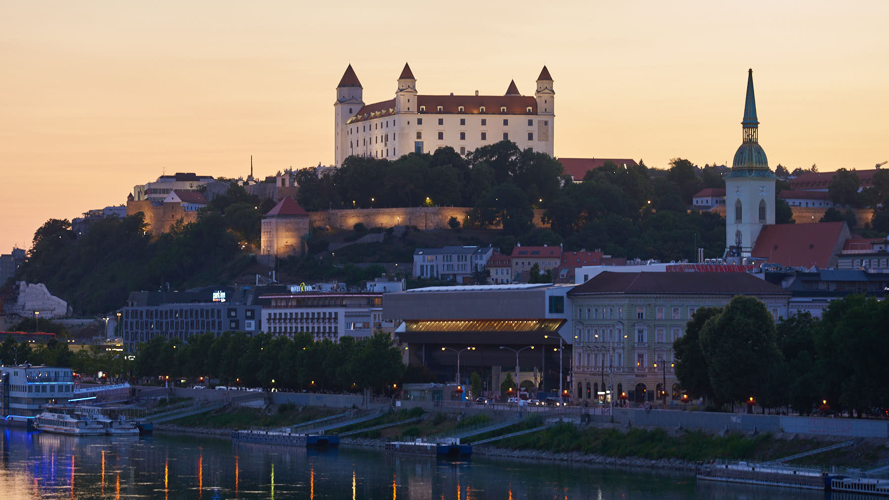 Sonnenuntergang hinter dem Schloss | Sunset behinde the castle
