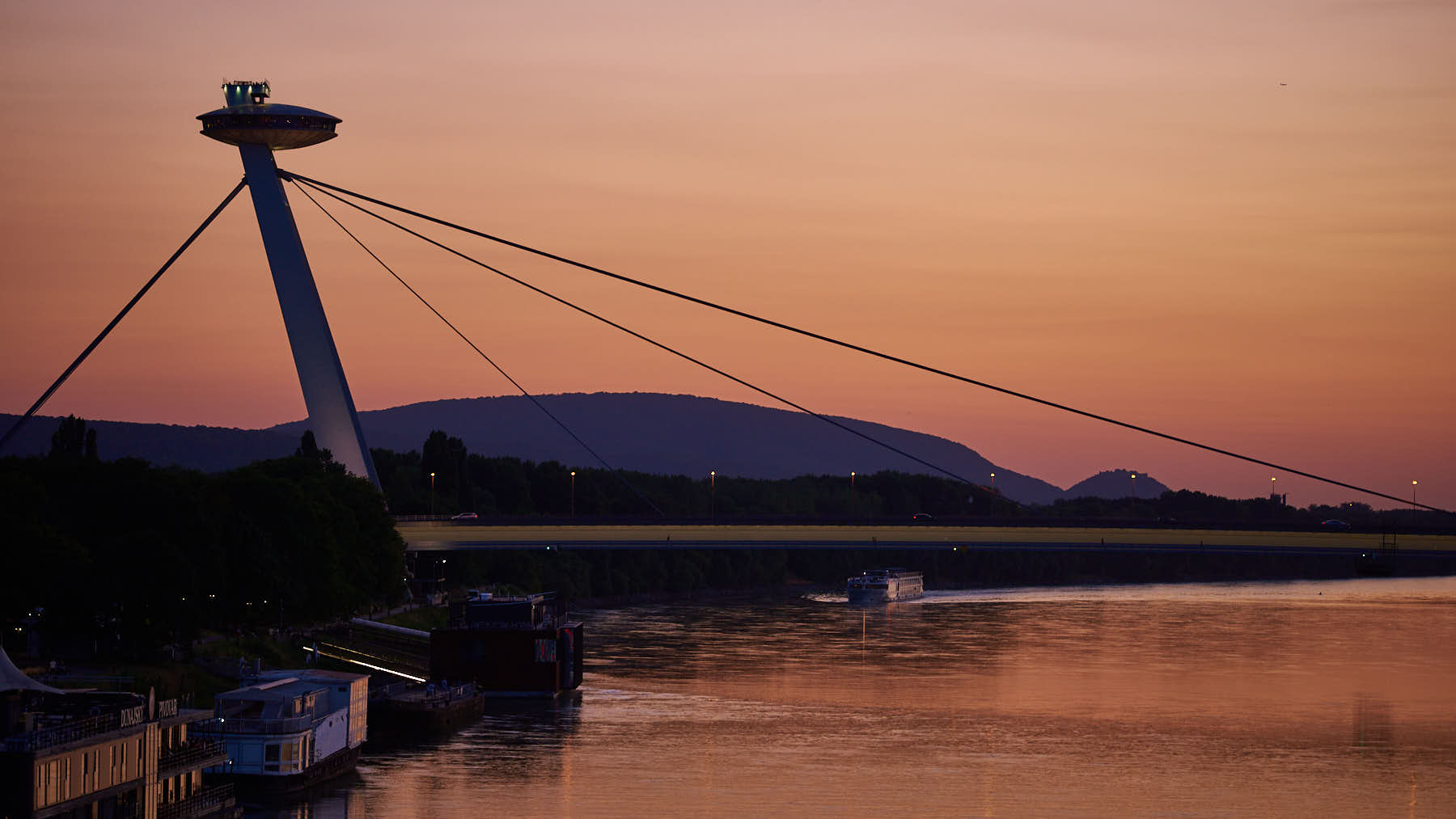 UFO-Brücke mit Turmrestaurant | UFO-Bridge with restaurant on the tower