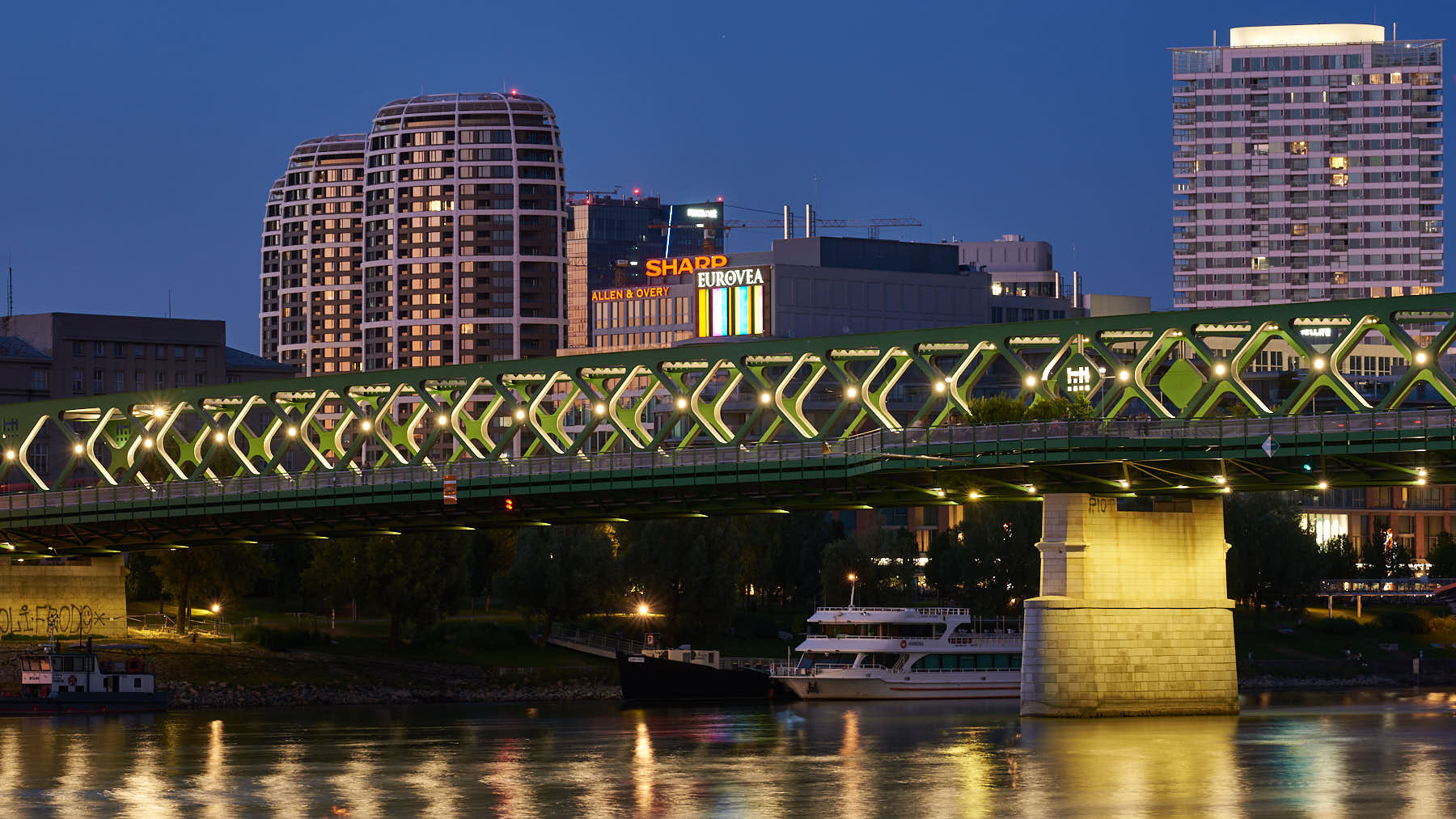 Alte Brücke mit Sky Parc von Zaha Hadid | Old bridge with Sky Parc by Zaha Hadid