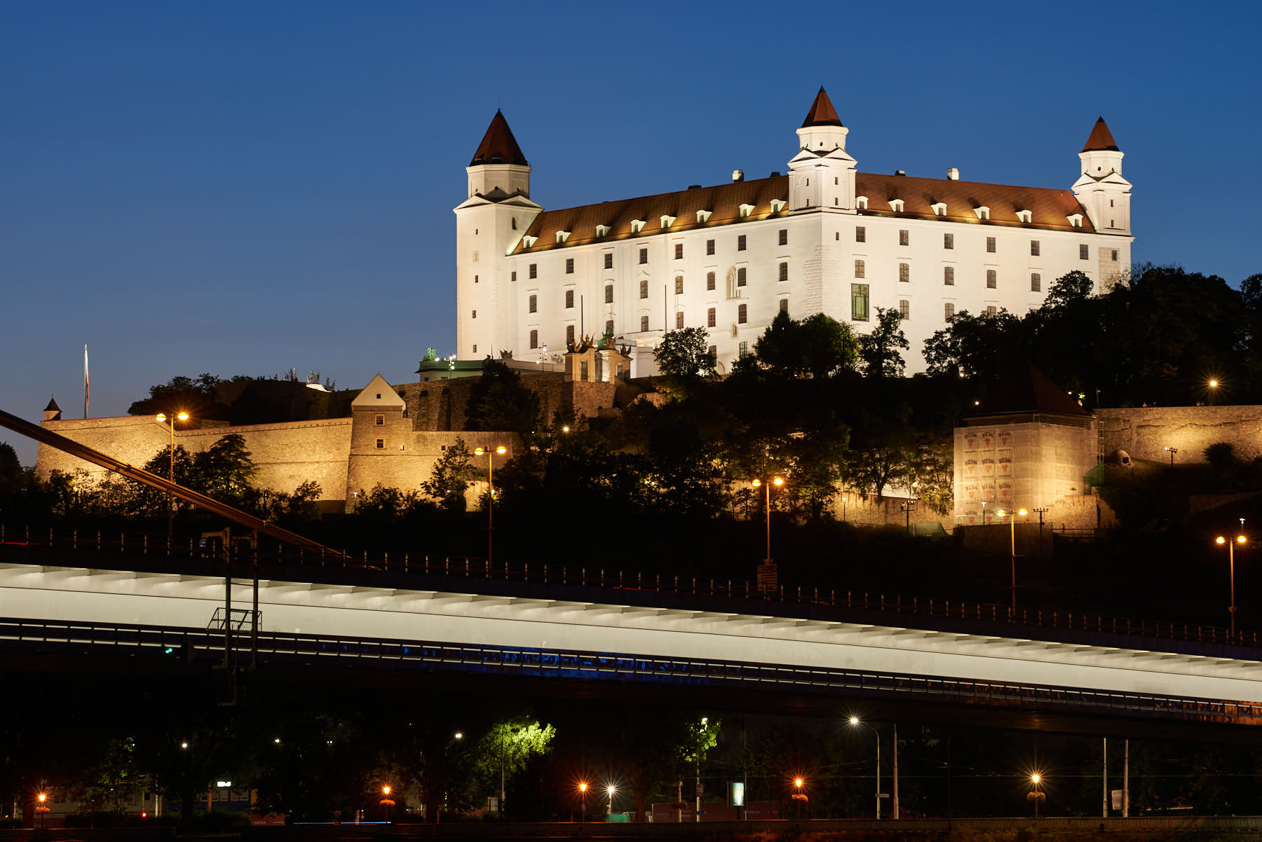 Burg und UFO-Brücke | Castle and UFO-Bridge
