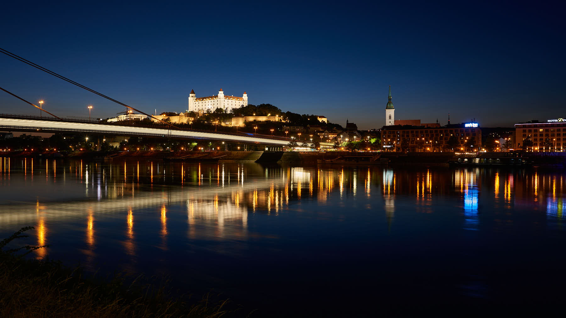 Panorama von Bratislava bei Nacht | Panorama of Bratislava by night