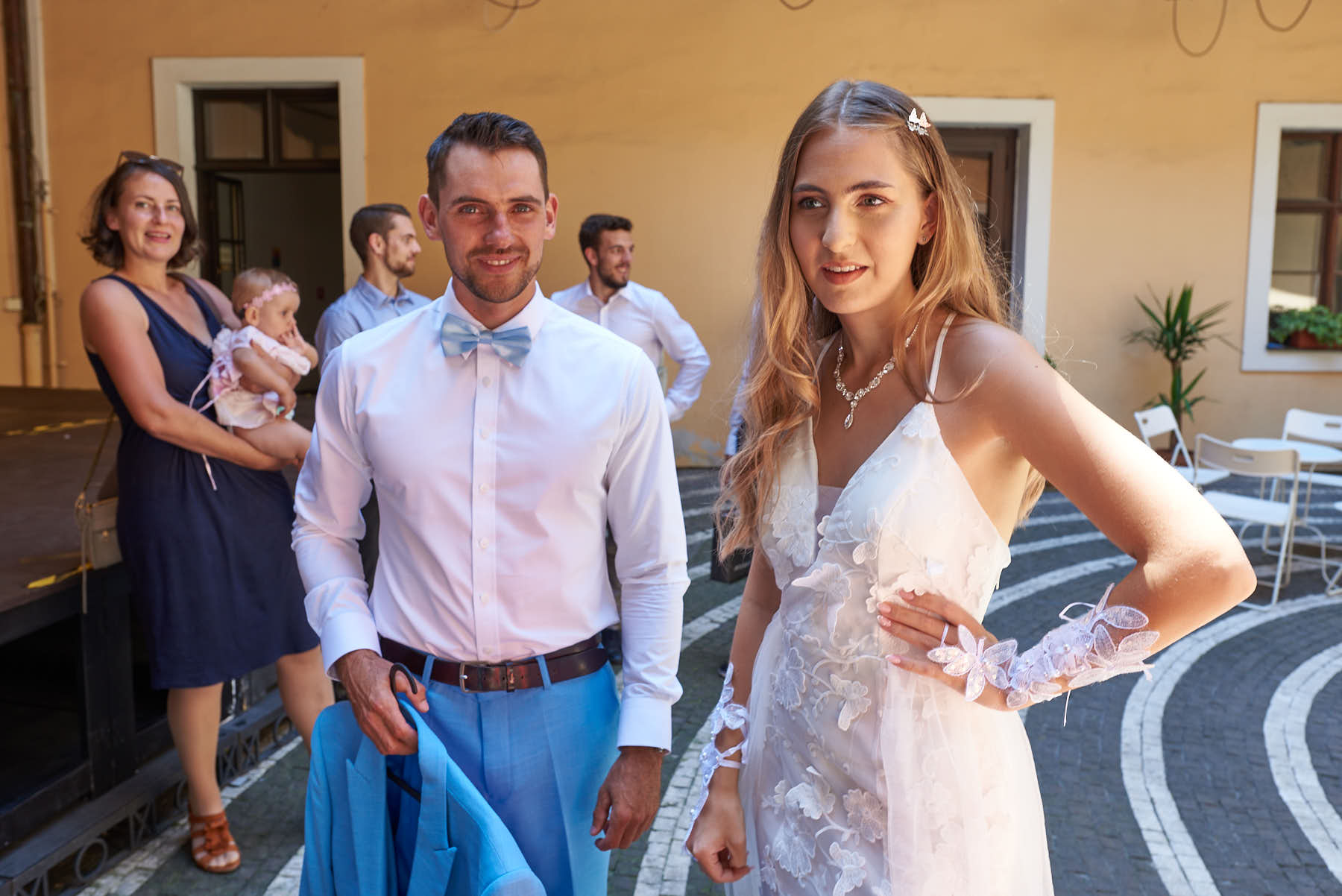 Linda & Manuel | Im Innenhof des Palais Zichy | In the courtyard of Palais Zichy