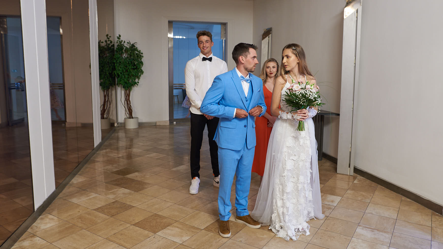 Warten auf die Zeremonie | Waiting for the ceremony