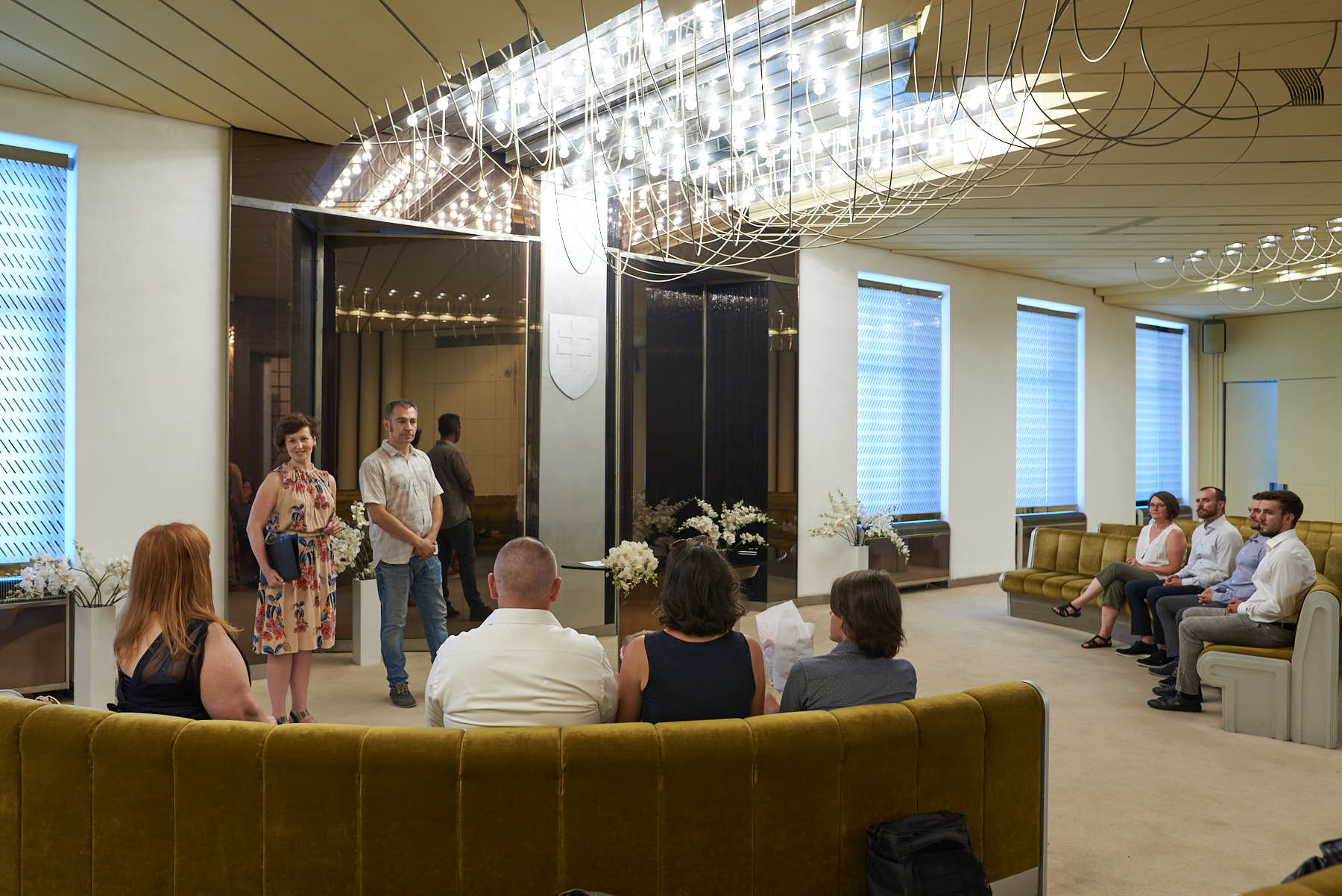 Alles bereit: Standesbeamtin und Übersetzer | Everything ready: registrar and translator