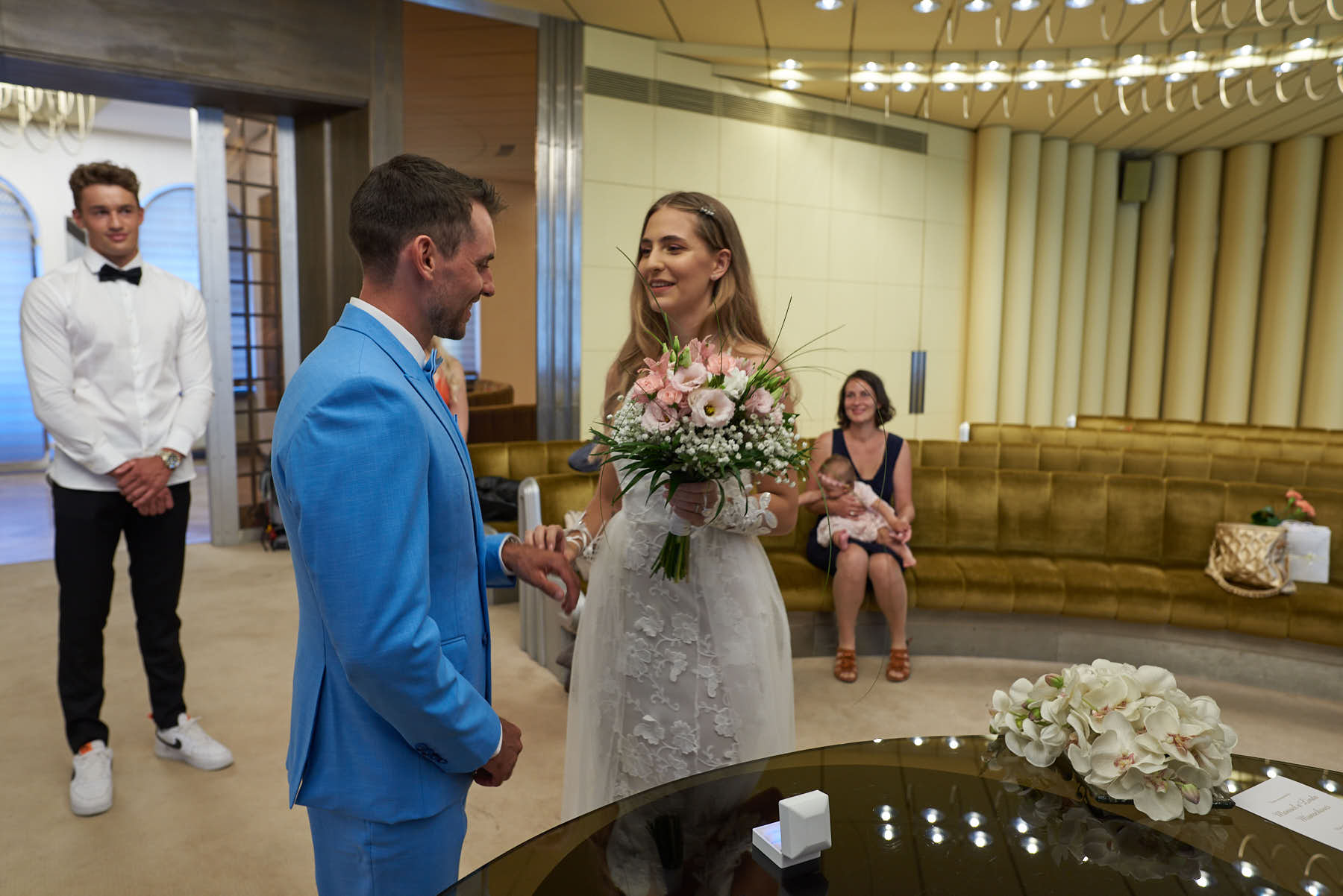 Anstecken der Eheringe | Putting on the wedding rings