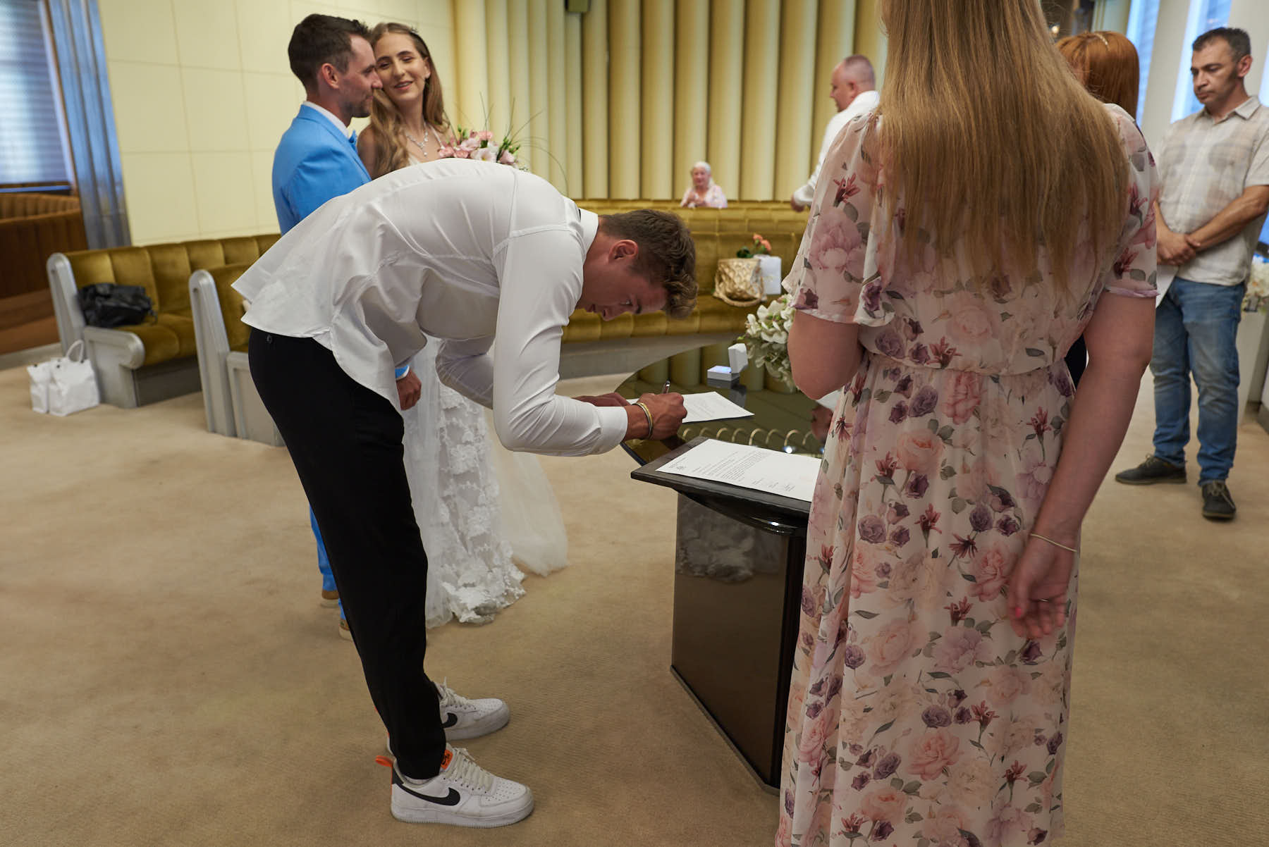 Trauzeuge Dimitri unterschreibt | Best man Dimitri signs