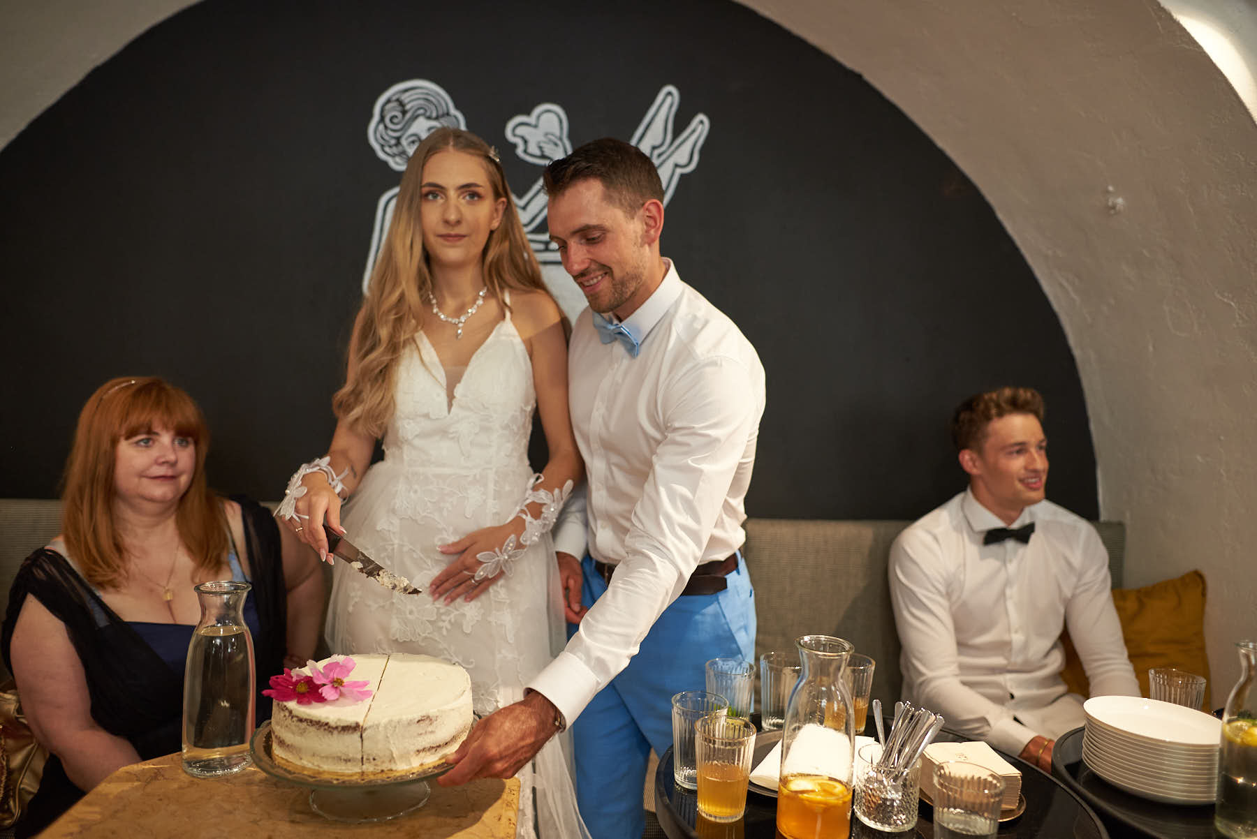 Gemeinsames Tortenschneiden | Cake cutting together