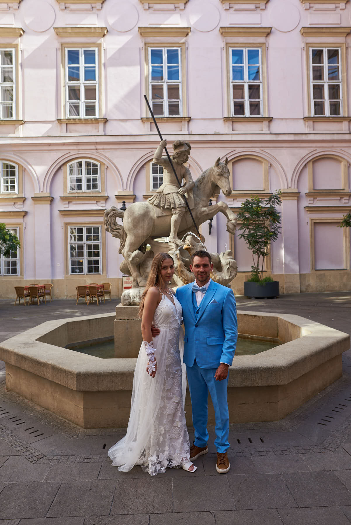 Linda & Manuel im Innenhof des Palais des Primas | Linda & Manuel in the courtyard of the Palais des Primas
