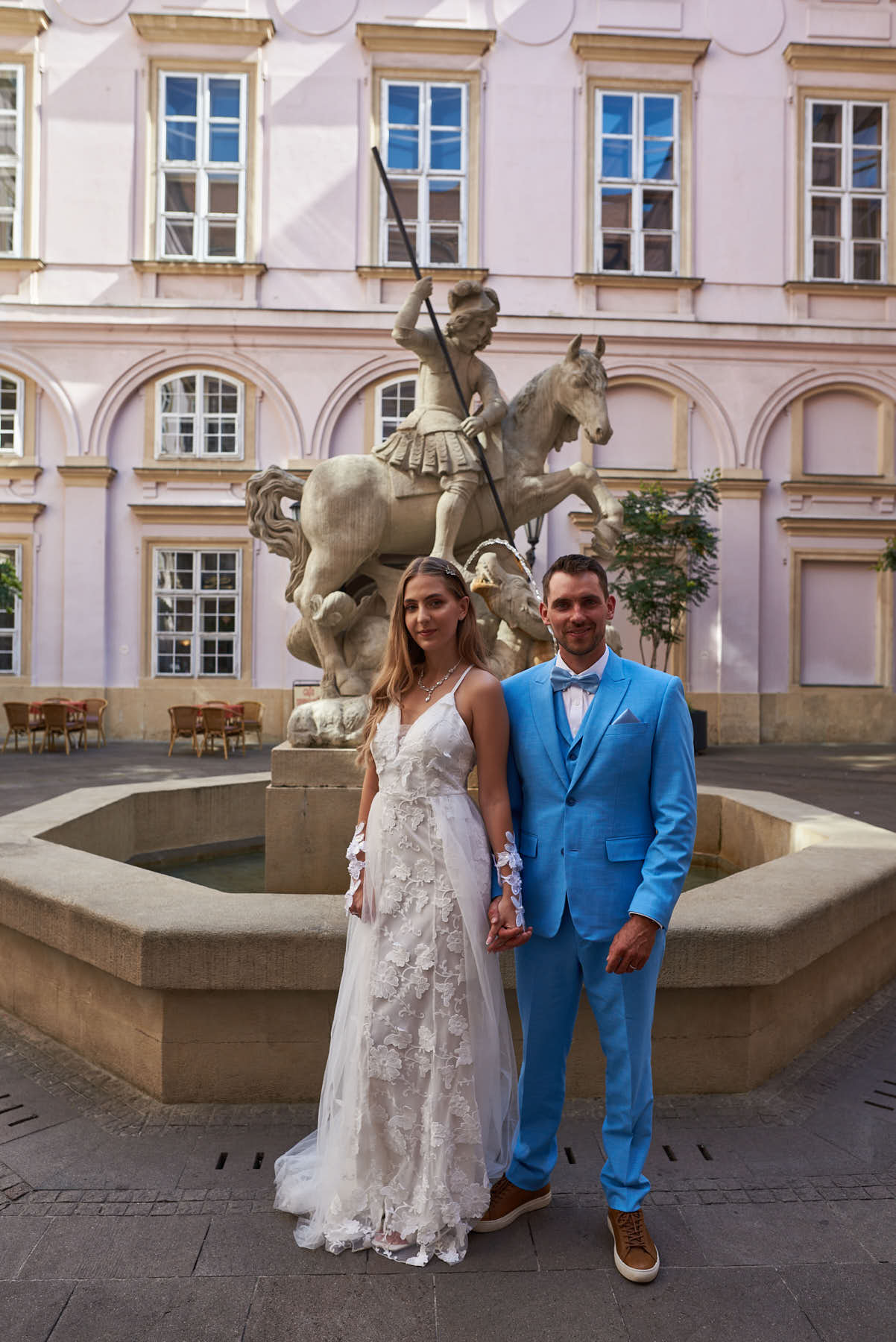 Linda & Manuel im Innenhof des Palais des Primas | Linda & Manuel in the courtyard of the Palais des Primas