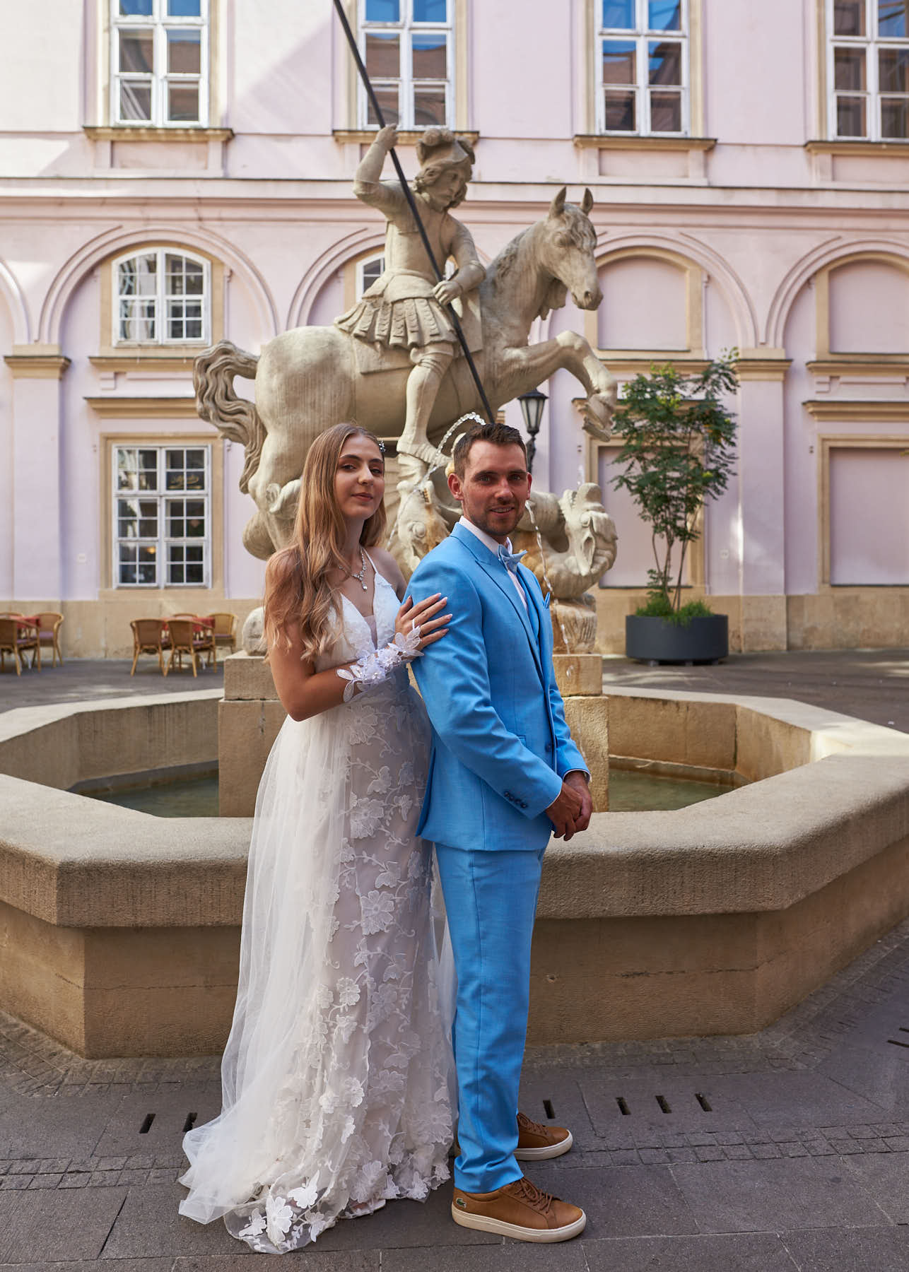 Linda & Manuel im Innenhof des Palais des Primas | Linda & Manuel in the courtyard of the Palais des Primas