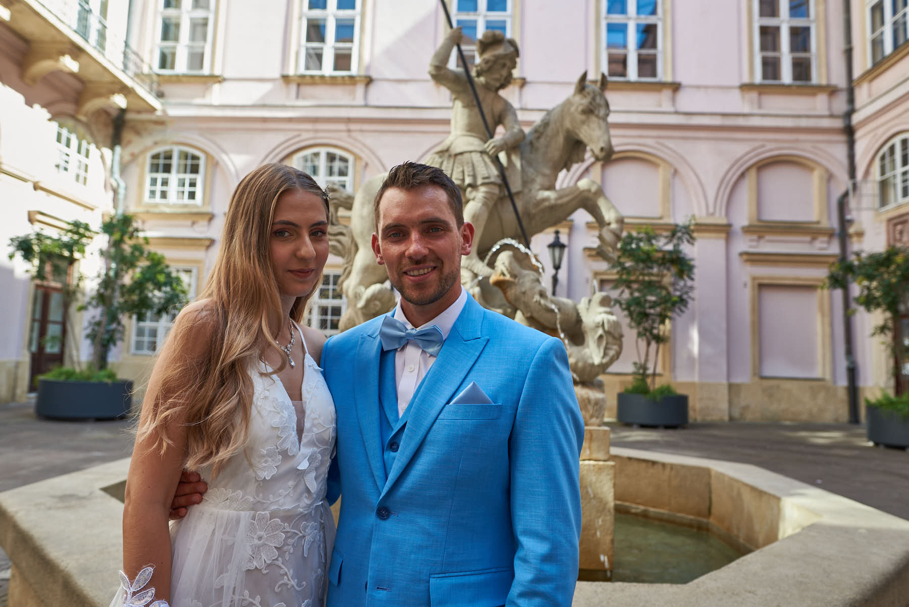 Linda & Manuel im Innenhof des Palais des Primas | Linda & Manuel in the courtyard of the Palais des Primas
