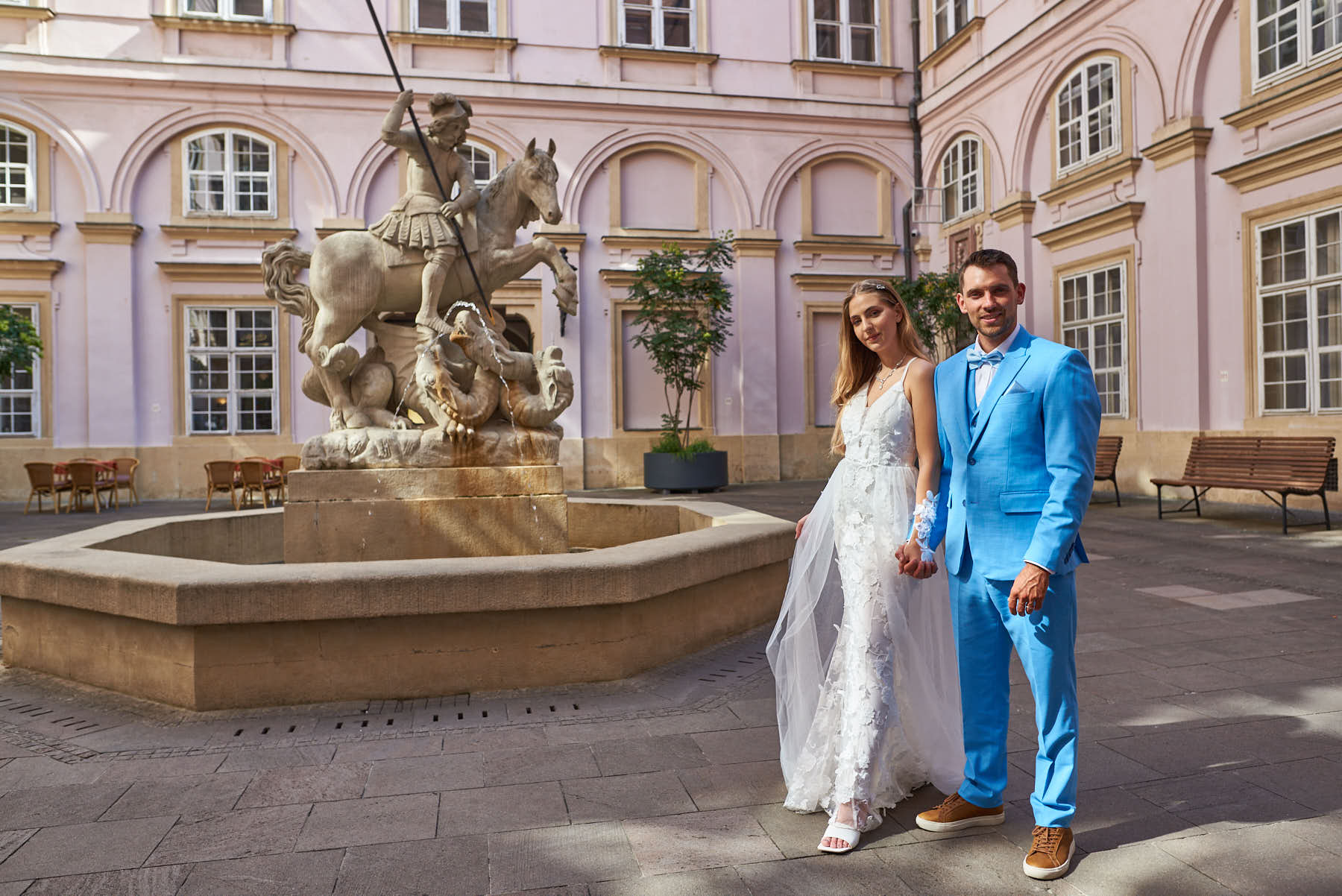 Linda & Manuel im Innenhof des Palais des Primas | Linda & Manuel in the courtyard of the Palais des Primas