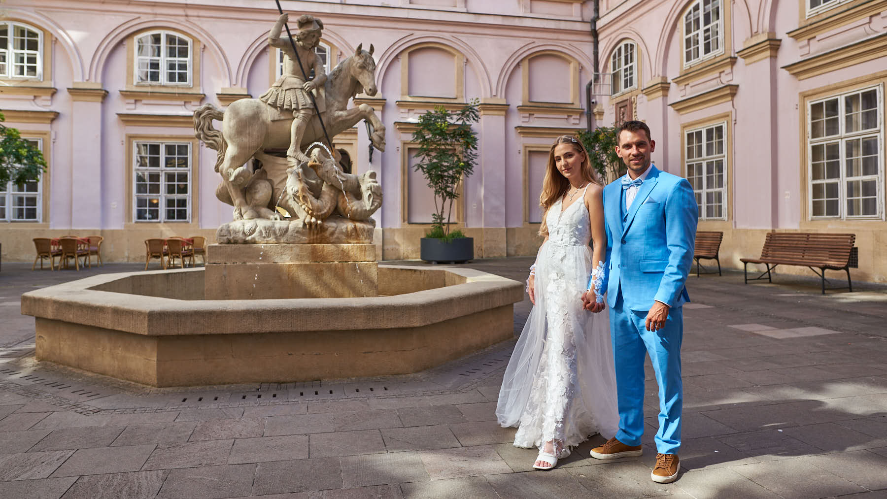 Linda & Manuel im Innenhof des Palais des Primas | Linda & Manuel in the courtyard of the Palais des Primas