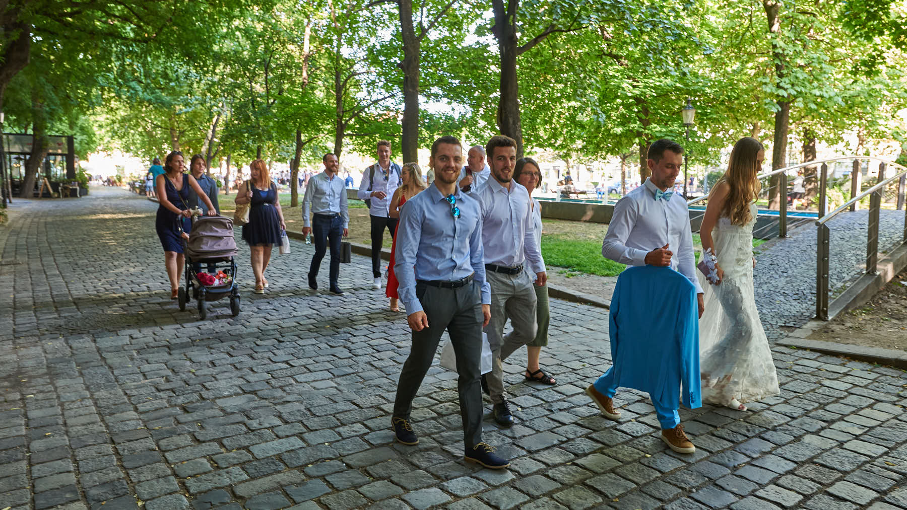 Die ganze Hochzeitsgesellschaft zieht weiter | The whole wedding party moves on