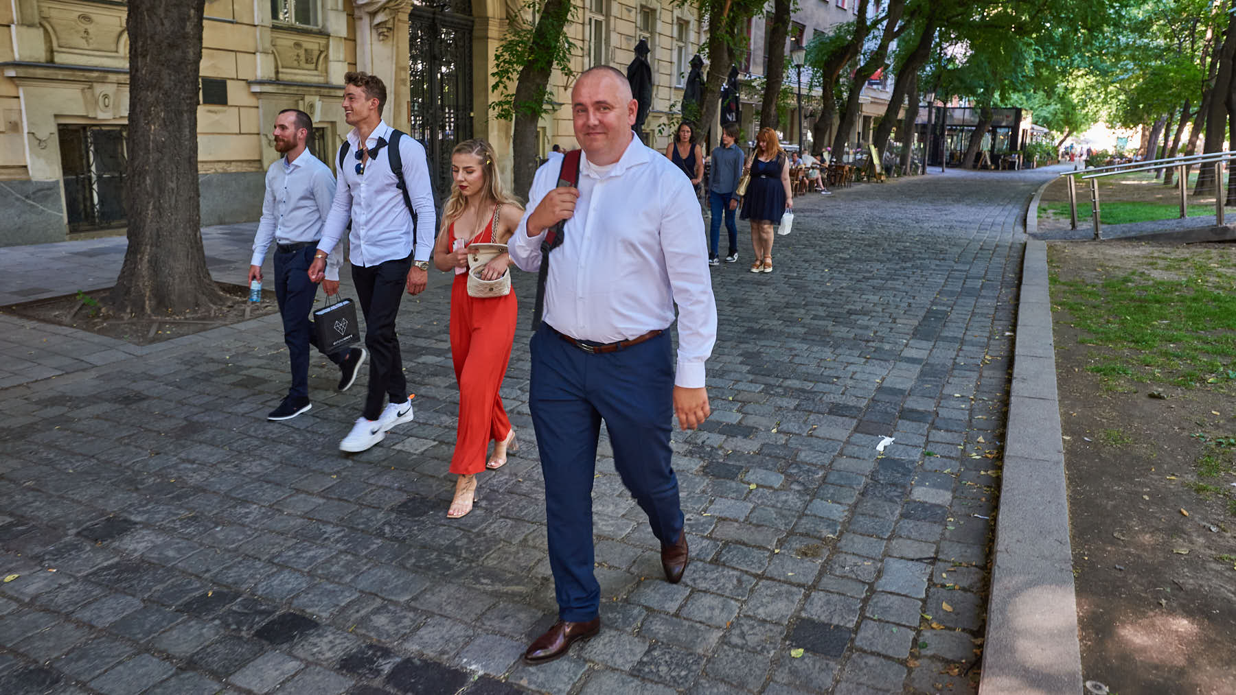 Die ganze Hochzeitsgesellschaft zieht weiter | The whole wedding party moves on