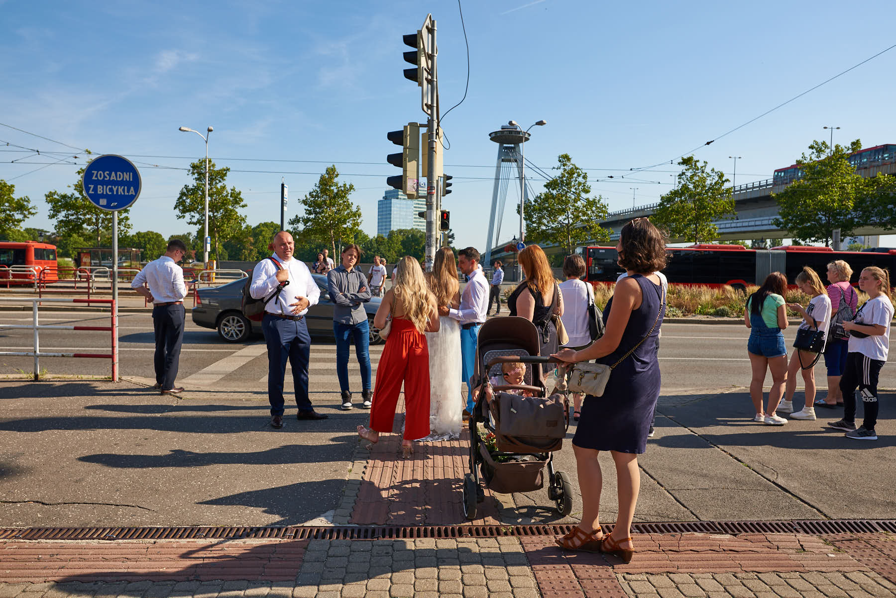 Die ganze Hochzeitsgesellschaft zieht weiter | The whole wedding party moves on