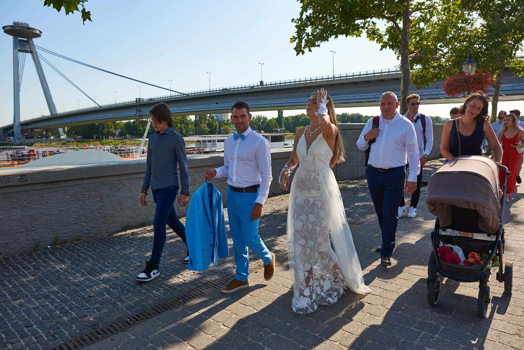 Die ganze Hochzeitsgesellschaft zieht weiter | The whole wedding party moves on