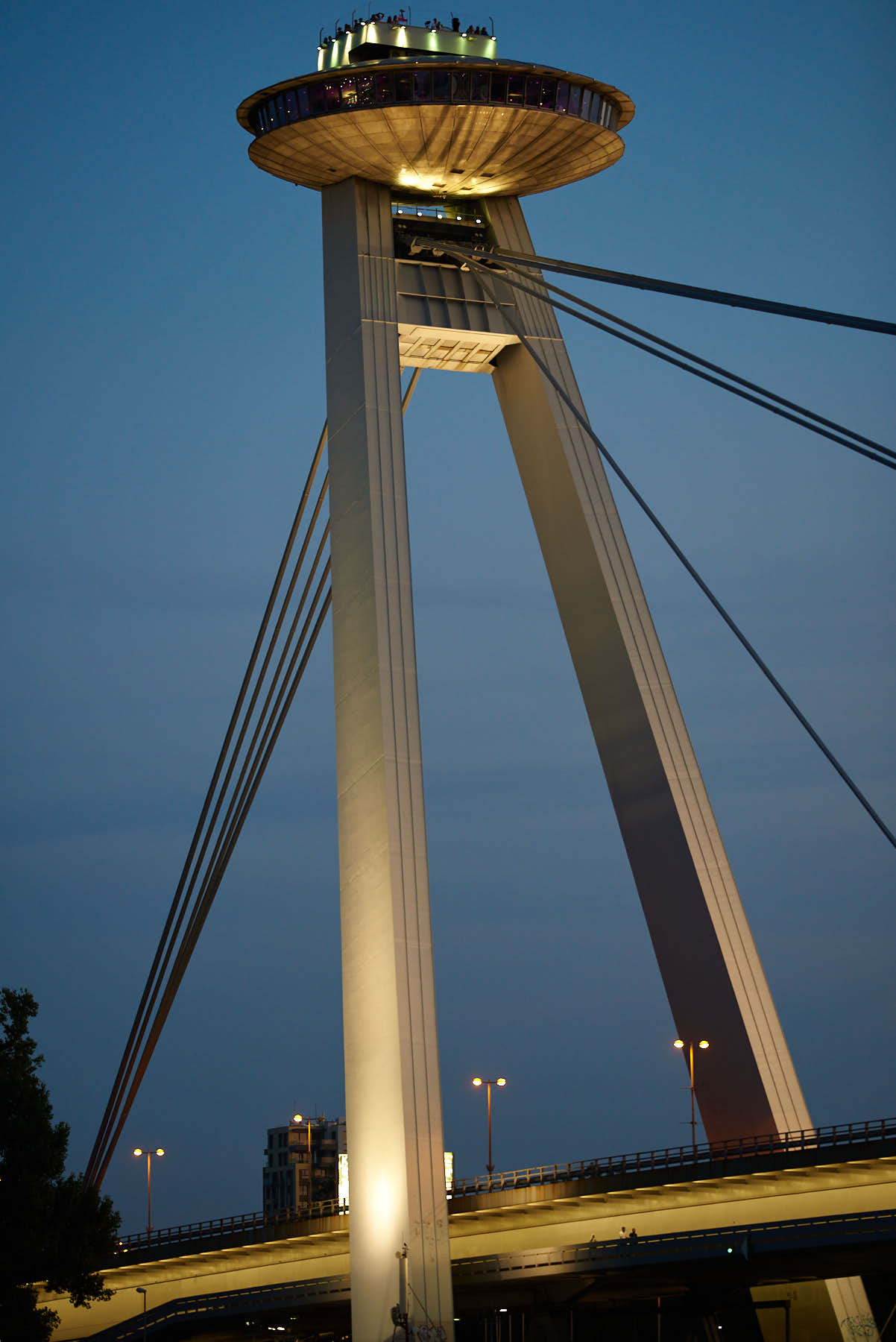 Feiern bis in die Nacht auf dem Schiff bei der UFO-Brücke | Party late into the night on the ship at the UFO Bridge